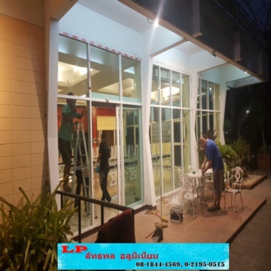 ช่างทำประตูกระจกอลูมิเนียม  - ร้านลัทธพล อลูมิเนียม - ช่างทำประตูกระจกอลูมิเนียม  หน้าต่างประตูกระจก  ประตูหน้าต่าง  ประตูอลูมิเนียม  ประตูบานเลื่อนกระจกเขียวใส 